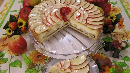 Retete REVELION 2019: Tort festiv cu mere si crema de zahar ars