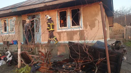 Caz cutremurător la Galaţi. O casă cu patru copii a luat foc, un copil a murit ars, fratele lui geamăn este în stare gravă