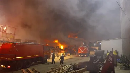 Incendiu violent în Bucureşti, populaţia informată prin Ro Alert. Pompierii au trimis 12 autospeciale FOTO şi VIDEO