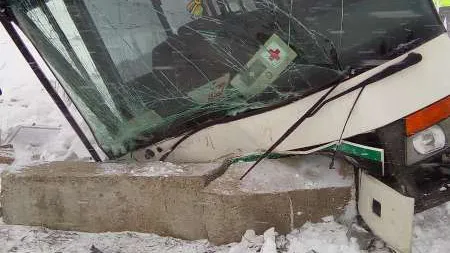 Un autobuz cu pasageri a intrat într-un cap de pod în Suceava