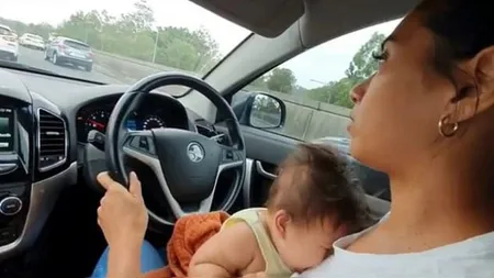 Tu ce ai face? O mămică şi-a alăptat fiica de la volanul maşinii! 