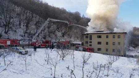 Incendiu puternic la un bloc din Cluj. Patru familii au fost scoase de urgenţă din imobil