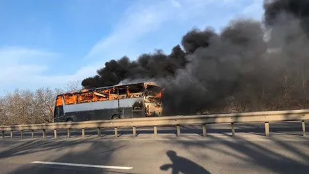 Imaginile groazei! Un autocar a ars ca o torţă în mers. Vehiculul, distrus în totalitate