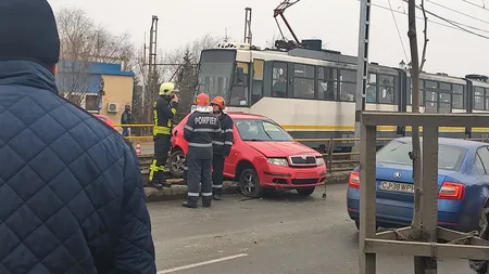 Tramvaiul 41, blocat de un accident rutier. Probleme mari şi cu linia 32