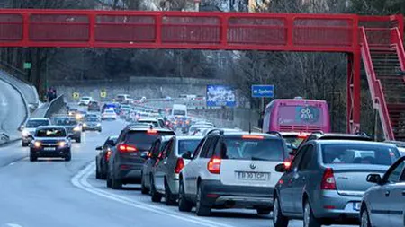 Aglomeraţie pe drumul spre munte. Se circulă în coloană