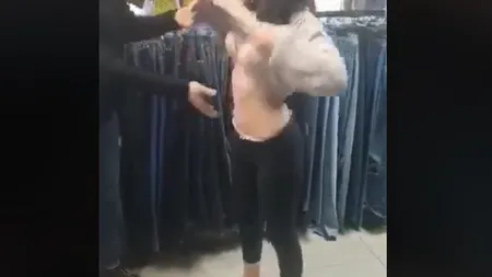 Incident şocant în Alexandria! Tânără bătută şi scoasă în stradă dezbracată după ce a fost prinsă la furat VIDEO