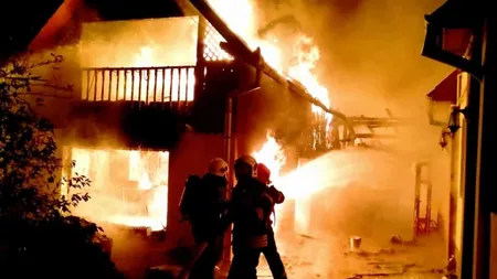 Incendiu puternic în Braşov, o bătrână a murit arsă în propria casă