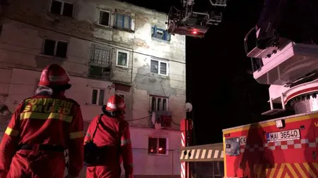 Bloc evacuat după ce un brad de Crăciun a luat foc. 6 persoane au ajuns la spital