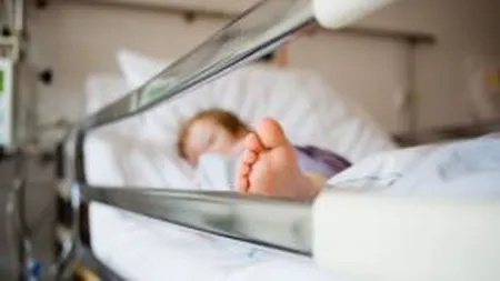 Copil mort, după ce mama l-a tratat de gripă cu leacuri băbeşti