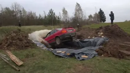 A turnat 12.000 de litri de Coca-Cola într-o groapă în care a intrat apoi cu maşina. Ce s-a întâmplat este demenţial VIDEO