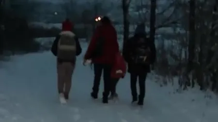 Străbat două judeţe şi peste 10 kilometri pentru a ajunge la şcoală. Microbuzul şcolar, un vis. 