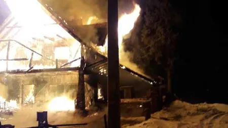 Cabană turistică din Munţii Şureanu, distrusă de un incendiu