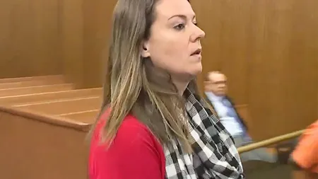 Profesoară, amor în maşină cu doi studenţi! Femeia nu îşi recunoaşte vina şi ar putea primi 35 de ani de închisoare