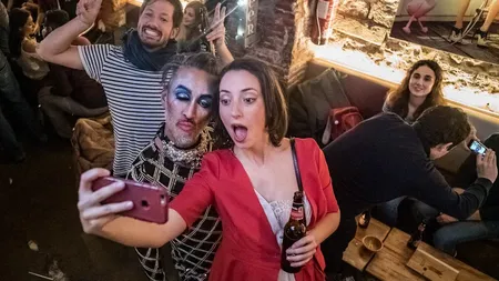 O româncă face stand-up comedy în zece ţări, pe două continente. Magda, fata care îi face pe străini să râdă cu glume legate de România