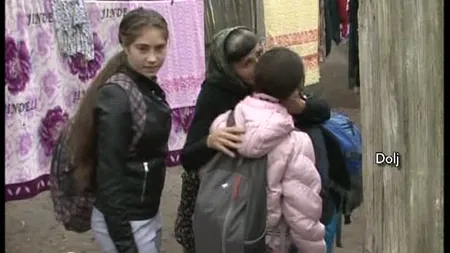 Poveste de suflet. O bunică îşi creşte singură cei trei nepoţi, părinţii muncesc în străinătate. 