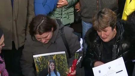 CAZUL CARACAL. Marş în Piaţa Constituţiei, apel în genunchi făcut de mamele fetelor LIVE VIDEO