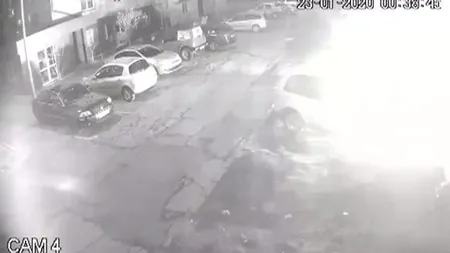 Maşina unui poliţist incendiată în parcare, în Reşiţa