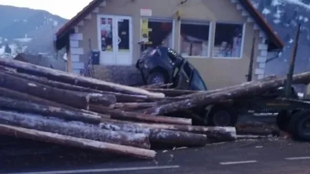 O femeie a murit după ce maşina ei a fost strivită de buştenii căzuţi dintr-o remorcă FOTO