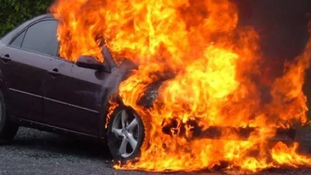 Imagini şocante pe o stradă din Brăila! Un bărbat şi-a incendiat maşina pe motiv că s-a 