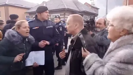 Profesor încătuşat de jandarmi la şcoală după un conflict cu părinţii. E CONDAMNAT pentru purtare abuzivă faţă de elevi