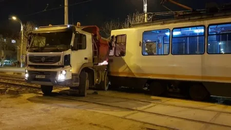 Un nou incident vatman-şofer. Basculantă lovită de tramvai în Capitală