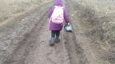 Educaţie în România: cu cizme de cauciuc, cu noroiul până la genunchi VIDEO