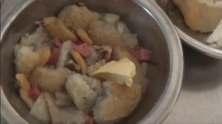 Imagini ŞOCANTE la Centrul de recuperare neuropsihiatrică Plătăreşti. Pacienţii primesc pâine înmuiată în apă la micul dejun VIDEO