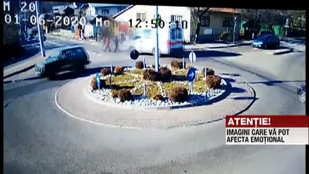 Trei pietoni loviţi de Ambulanţă pe trecerea de pietoni - VIDEO