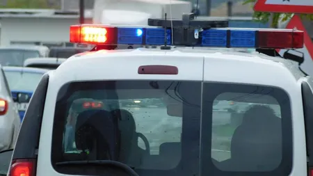 O dubă a Poliţiei s-a răsturnat în Capitală. A intrat în coliziune cu două autoturisme FOTO