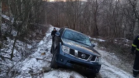 Turist rătăcit cu maşina pe un drum cu zăpadă îngheţată, salvat de pompieri. GPS-ul îl dusese pe 