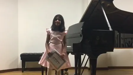 Noi imagini cu Sorina, copila adoptată în SUA după un scandal monstru. A susţinut un recital de pian la New York VIDEO