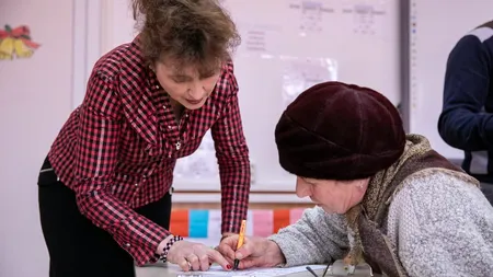 Lecţie de viaţă! Tanti Onica, 58 de ani, este elevă în clasa a III-a. 