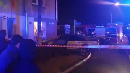 Accident în Piteşti. Un bărbat a intrat cu maşina într-un bloc. O femeie tocmai plecase de lângă zidul lovit