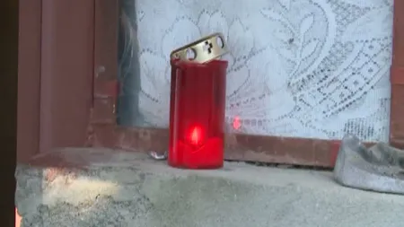 Copil de 3 ani, mort chiar sub ochii părinţilor după ce l-au tratat acasă pentru răceală. Poliţia a deschis dosar penal