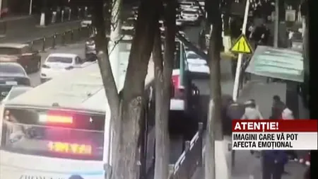 Momentul în care un autocar este înghiţit de asfalt. Scene terifiante surprinse pe şosea VIDEO