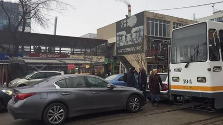 Tupeu fără margini pentru un şofer. Şi-a parcat limuzina aproape de linia de tramvai şi a blocat circulaţia tramvaielor FOTO