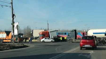 Tir izbit de tren în apropiere de Bucureşti! Şoferul a scăpat ca prin minune VIDEO