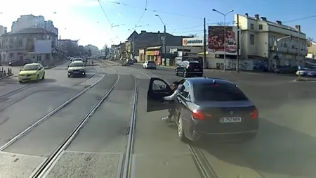 Lecţie usturătoare şi costisitoare predată de un vatman unui şofer de BMW în Bucureşti. Reacţia Poliţiei VIDEO