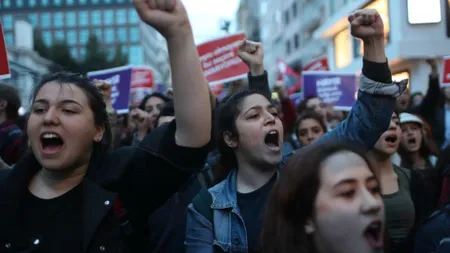 O nouă lege permite violatorilor să scape de închisoare în Turcia