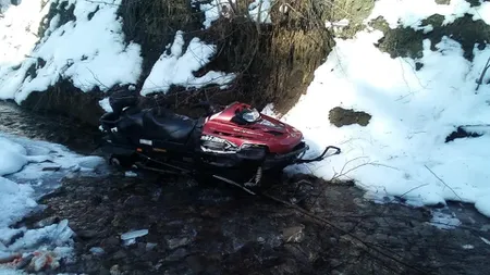 Grav accident la Azuga! Doi turişti din Israel au ajuns cu snowmobilul în albia unui râu