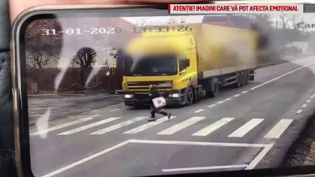 O femeie de 70 de ani din Covasna, izbită de un TIR pe trecerea de pietoni. Momentul a fost filmat