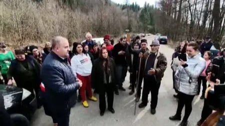 Revoltă în Argeş din cauza coronavirusului! Zeci de localnici au ieşit în stradă - VIDEO