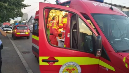 Accident grav în Bucureşti. Două maşini au lovit un stâlp de iluminat şi două clădiri
