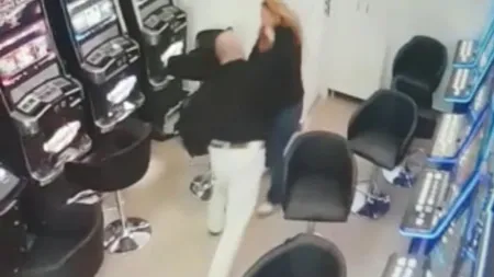 Jaf filmat într-o o casă de pariuri din Timişoara. Angajată bătută şi încuiată de hoţ