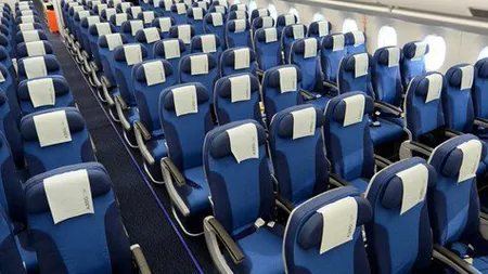 Un bărbat a fost făcut pachet la propriu. Imagini incredibile din avion, un pasager a fost înfăşurat în folie şi trimis acasă VIDEO