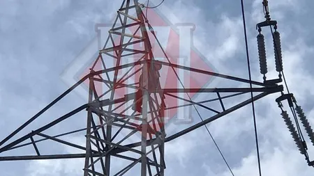 Un bărbat s-a urcat pe un stâlp şi a ameninţat că se sinucide. Mii de oameni au rămas fără curent electric VIDEO