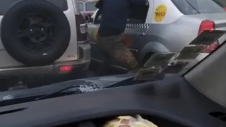 Bătaie în trafic în Cluj! Un şofer nervos a bătut un taximetrist în plină stradă VIDEO