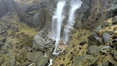 Fenomen incredibil creat de furtuna Ciara. Apa unei cascade a început să curgă invers, de jos în sus VIDEO