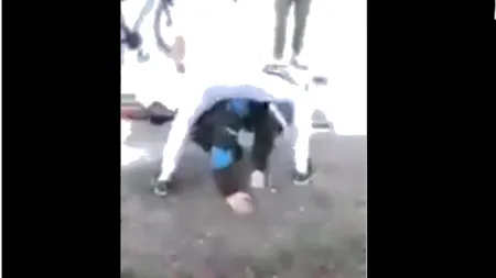 Bătaie de stradă între elevii unui liceu din Dolj. Doi adolescenţi au împărţit pumni şi picioare: 