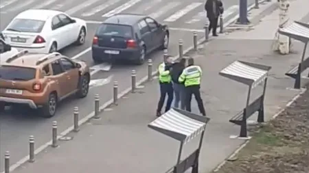 De câţi poliţişti e nevoie pentru a prinde un pieton reclacitrant la Constanţa? De şapte VIDEO